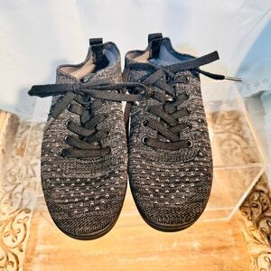 SUAVS Sneakers NWOT Size 5